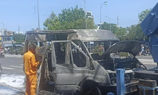 Chiếc xe ô tô 16 chỗ bị cháy trơ khung tại Nha Trang. Ảnh T.H