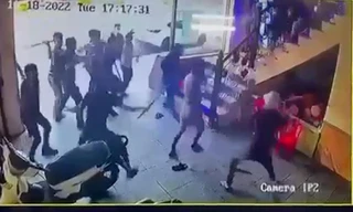 Lộ nguyên nhân nhóm giang hồ 'đổ bộ' quán karaoke, chém người tới tấp