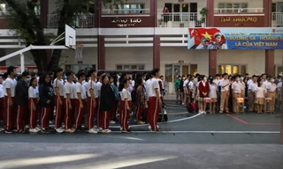 Hiệu trưởng và học sinh Ischool mặc niệm tưởng nhớ nam sinh qua đời