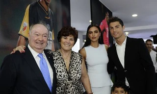 Ronaldo tình tứ với bạn gái trong lễ khai trương bảo tàng