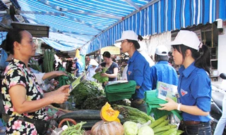 Đoàn viên thanh niên tuyên truyền người dân bảo vệ môi trường Ảnh: N.H