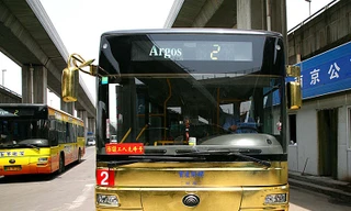 Trung Quốc đưa xe buýt mạ vàng vào hoạt động