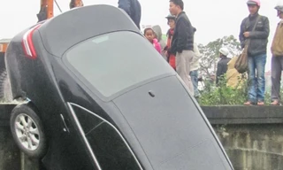 Xế hộp cắm đầu xuống kênh