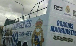 Thua trận, Real tủi hổ vứt xó xe buýt mừng công