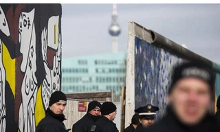 Cảnh sát canh gác xung quanh bức tường Berlin