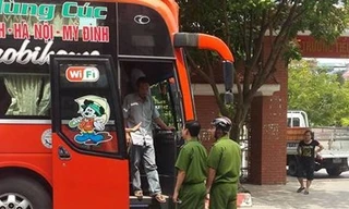 Chủ xe khách Nghệ An rút súng doạ đối thủ. Ảnh: OtoFun