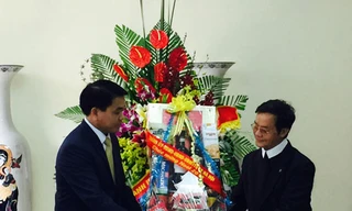 Chủ tịch UBND TP Hà Nội Nguyễn Đức Chung tặng hoa linh mục Trịnh Ngọc Hiên.