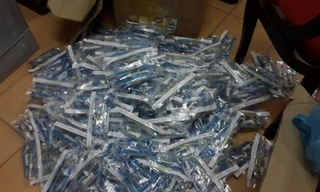 Số dụng cụ y tế không nguồn gốc. Ảnh: GT