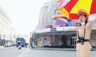 Trung uý Phan Quỳnh Anh, Đội CSGT số 1, đang điều tiết giao thông.