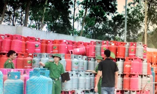 Lực lượng chức năng kiểm tra trạm chiết nạp gas của Cty TNHH Dầu khí Thanh Hóa. Ảnh: M.Đ