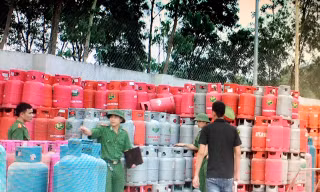 Lực lượng chức năng kiểm tra trạm chiết nạp gas của Cty TNHH Dầu khí Thanh Hóa. Ảnh: M.Đ