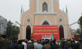 Cán bộ Công an quận Hoàng Mai tổ chức văn nghệ mừng Giág sinh tại giáo xứ Nam Dư. Ảnh: MĐ 