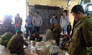 Lực lượng chức năng kiểm tra hàng lậu