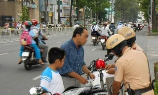 Kể từ ngày 10/4 đồng loạt xử phạt trường hợp không đội mũ bảo hiểm cho trẻ trên 6 tuổi khi ngồi trên xe mô tô, gắn máy...lưu thông trên đường.