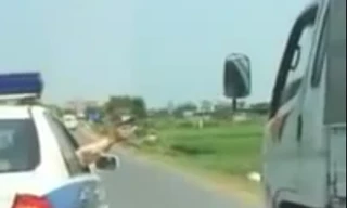 Hình ảnh CSGT nổ súng khống chế xe tải