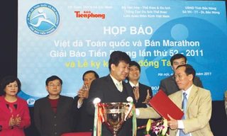 Lễ ký hợp đồng tài trợ cho giải giữa đại diện Vinacomin và báo Tiền Phong Ảnh: Ngọc Trường