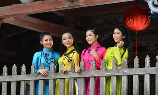 Á hậu Thùy Trang tung bay áo dài trên phố cổ Hội An