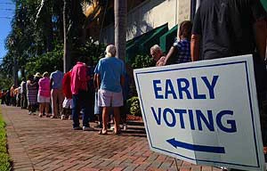 Cử tri xếp hàng tại một điểm bỏ phiếu sớm