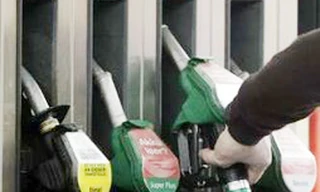 Giá dầu thô bất ngờ chạm ngưỡng 100 USD