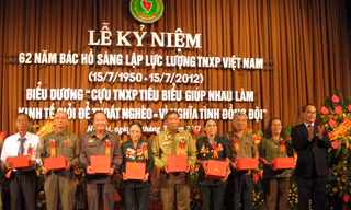 Phó Thủ tướng Nguyễn Thiện Nhân (ngoài cùng bên phải) trao quà cho cựu TNXP tiêu biểu