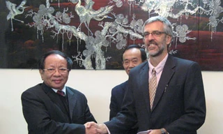 Ông Nguyễn Hữu Dũng và ông Mark Powell (bên phải) tại buổi ký bản ghi nhớ