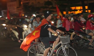 Mẹ tiền đạo Anh Đức đoán đúng tỉ số, triệu con tim “đi bão” đến khuya