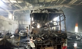 Garage ô tô ở Bình Dương phát cháy, nhiều xe tiền tỷ trơ khung