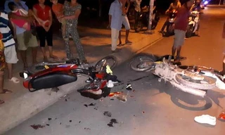 Chở nhau đi chơi lễ gây tai nạn, 4 người nguy kịch 