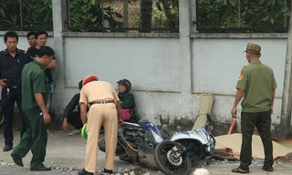 Tông cột bê tông bên đường, người phụ nữ chết thương tâm