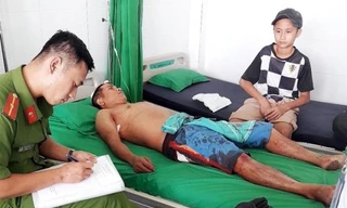 Truy đuổi kẻ trộm gương ô tô, hai người dân bị đâm gục giữa đường