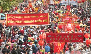 Biển người đội nắng xem rước kiệu Bà Thiên Hậu ở Bình Dương