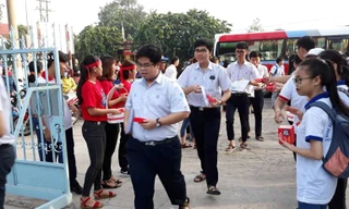 Đồng ý để cán bộ coi thi chép bài giúp thí sinh ở Bình Dương