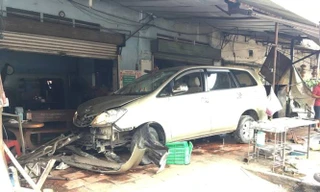 Ô tô 7 chỗ lao vào quán ăn khiến nhiều người bị thương