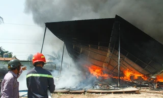 Cận cảnh hiện trường vụ cháy kinh hoàng tại xưởng sản xuất nệm mút