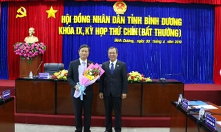 Ông Võ Văn Minh (bìa trái) tân Chủ tịch HĐND tỉnh Bình Dương.