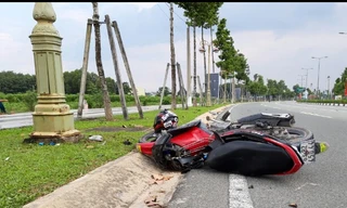 Tông vào trụ điện chiếu sáng, 2 người thương vong