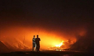 Xưởng gỗ rộng gần 1000 m2 phát cháy dữ dội 