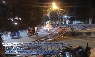 Thanh niên đi xe SH tông đổ cổng chào nằm bất động