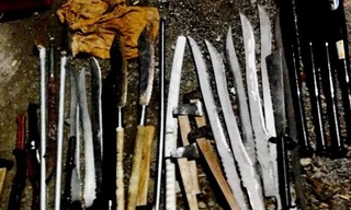 Phát hiện súng, bom xăng và nhiều mã tấu trong quán karaoke