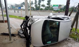 Tông vào gốc cây, xe 5 chỗ lật nghiêng biến dạng, tài xế thoát chết