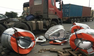 Hoảng hồn vì 6 cuộn tôn trên container 'phi thân' xuống đường