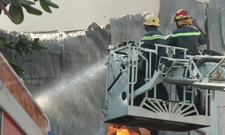 Công ty giày, dép bốc cháy dữ dội ở Bình Dương ngày cận tết