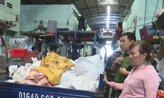 Phát hiện hơn 1,5 tấn thịt heo bốc mùi trong chợ ở Bình Dương