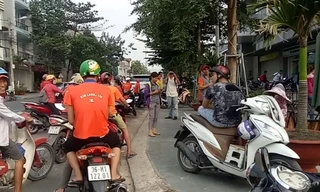 Bị “xù” tiền lương, hàng chục công nhân ‘vây’ nhà ông chủ nước ngoài