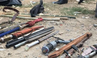 Súng tự chế, mã tấu công an thu giữ tại hiện trường. 