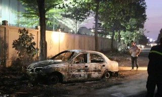 Chiếc xe bị cháy trơ khung 