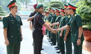 Đoàn cán bộ Quân đội Ấn Độ thăm quân đội Việt Nam