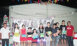 Sinh viên, công nhân vui Noel ấm áp trong kí túc xá