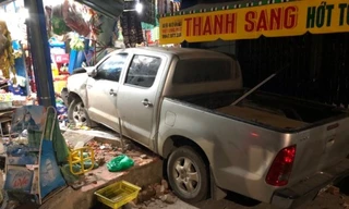 Người đàn ông nước ngoài lái ô tô gây náo loạn phố, 3 người nhập viện