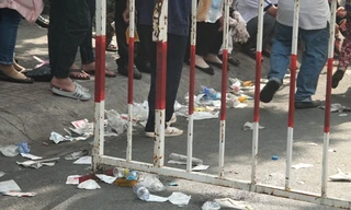 Rác thải ngập đường tại Lễ hội Rằm tháng Giêng